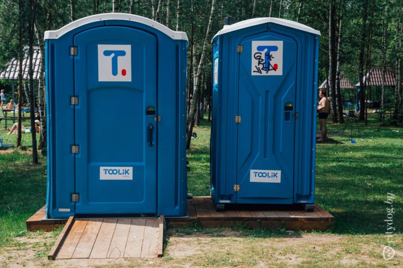 Инклюзивный пляж на Минском море - туалеты для людей на колясках
