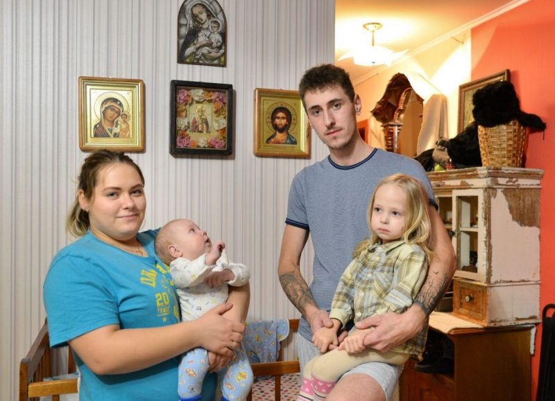 Волонтёр Максим со своей семьёй - супруга и двое детей (мальчик до года девочка 3-4 лет)