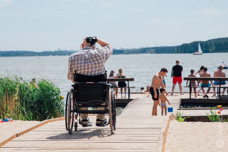 Инклюзивный пляж на Минском море - деревянный настил